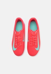 Scarpe sportive sintetiche rosse con superficie testurizzata, dotate di uno swoosh verde menta, lacci bianchi e una soletta turchese a contrasto.