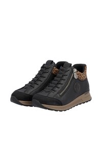 Baskets montantes en cuir noir avec une finition texturée, des accents en imprimé léopard et une fermeture éclair latérale. Semelle marron clair avec un détail en motif.