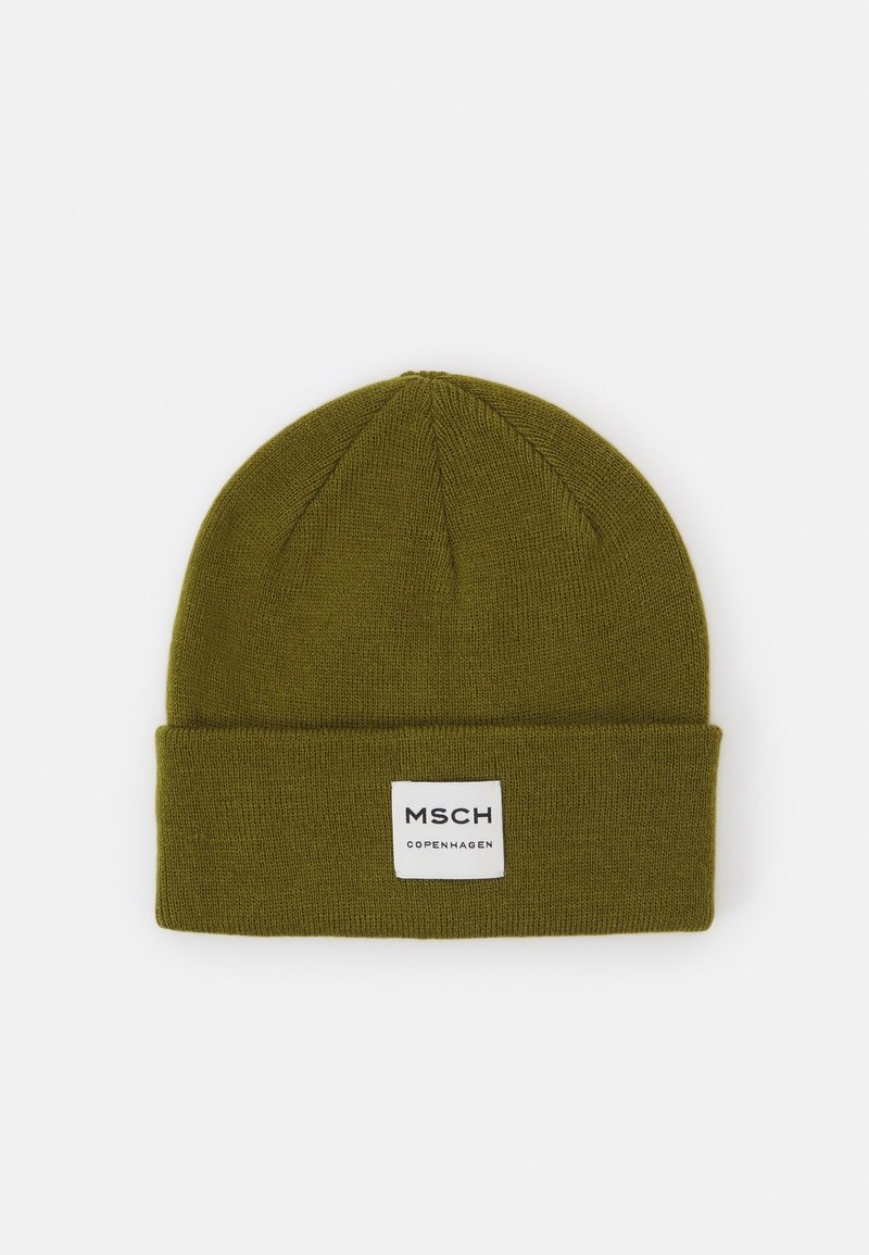 Bonnet en tricot vert olive avec un revers plié et un patch rectangulaire blanc marqué "MSCH Copenhagen" à l'avant.