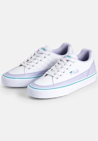 Sneaker bianche in tela con dettagli lilla, caratterizzate da una texture trapuntata, suola in gomma e una striscia blu attorno alla base.