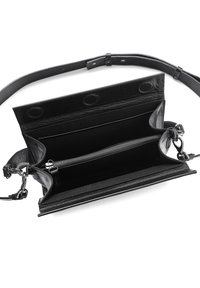 Svart läder crossbody-väska med en dragkedjeficka, flera kortfack, slät textur och justerbar rem med metallelement.