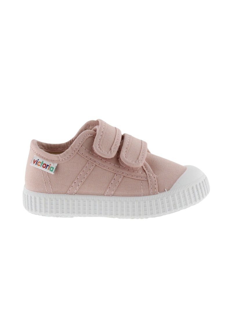 Baskets en toile rose pour enfants avec deux bandes Velcro, semelle en caoutchouc blanche, détails cousus et petite étiquette logo sur le côté.