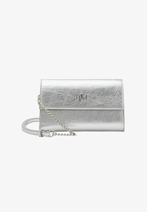 Zilveren metalen clutch met een gladde textuur, met een vouwontwerp, kettingriem en geperst logo-detail.