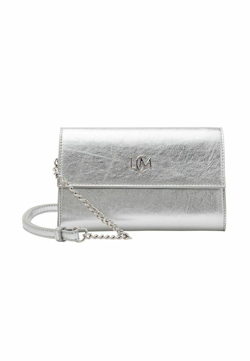 Silberne metallische Clutch-Tasche mit glatter Textur, gefaltetem Design, Kettenriemen und geprägt Details des Logos.