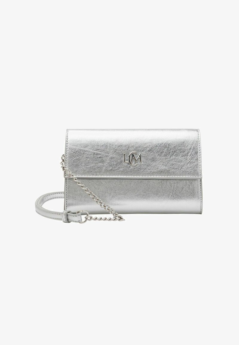 Silberne metallische Clutch-Tasche mit glatter Textur, gefaltetem Design, Kettenriemen und geprägt Details des Logos.