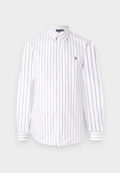 Λευκό πουκάμισο με μακριά μανίκια και κουμπιά, με κάθετες ανοιχτό γκρι ρίγες και ένα μικρό καφέ κεντητό λογότυπο στο στήθος.