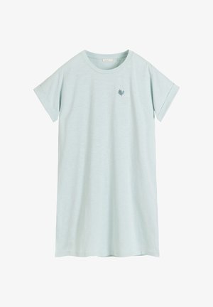 Jasnoniebieska sukienka koszulowa z krótkim rękawem, z podwiniętymi mankietami i niewielkim, ciemnozielonym haftem liści na lewej piersi.