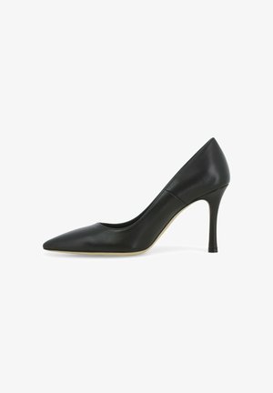 Scarpa con tacco alto in pelle nera con punta appuntita, tacco a spillo sottile e finitura liscia, vista di lato su sfondo bianco.