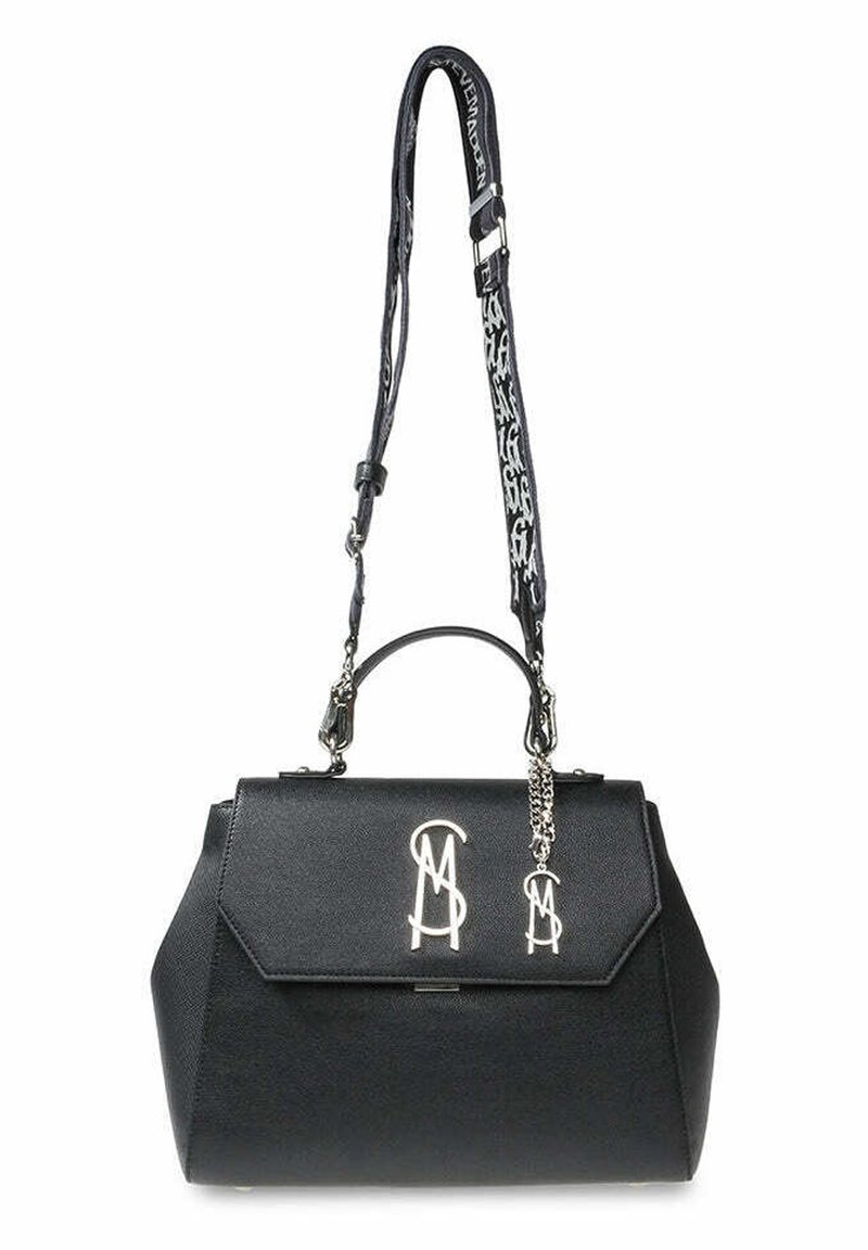 Bolso estructurado negro con un acabado texturizado, logotipos plateados y correa decorada desmontable. Incluye un asa superior y detalles en hardware plateado.