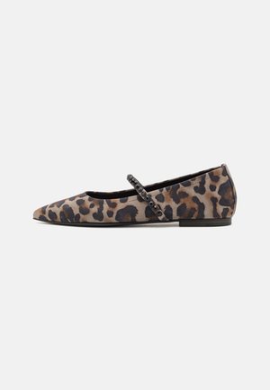 Zapato plano de punta puntiaguda con estampado de leopardo marrón y negro y una correa decorativa con tachuelas negras sobre el empeine.