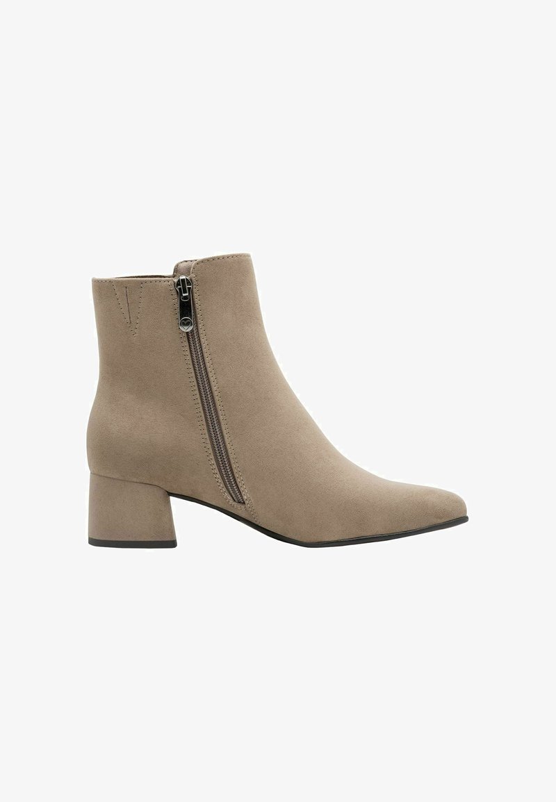 Bottine beige en daim avec fermeture éclair latérale, bout arrondi et talon bloc bas sur fond blanc.