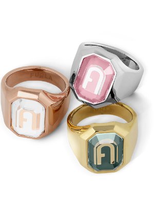 Kolm rõngast: roosa kuld, hõbe ja kuld. Igal rõngal on geomeetriline disain, millel on oktagonaalne ülaosa ja värvilised aktsendid. Tunnuslikud logod on nähtavad.