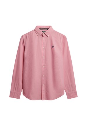 Chemise à manches longues rose clair avec un col boutonné et un logo en broderie navy sur la poitrine, présentant une coupe décontractée et un tissu texturé.