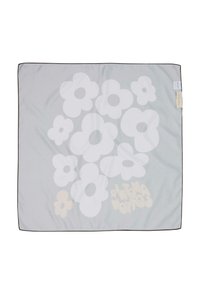 Grå tekstil med store hvide blomsterformer og gul tekst nederst. Kanterne er trimmet med en mørk kant.
