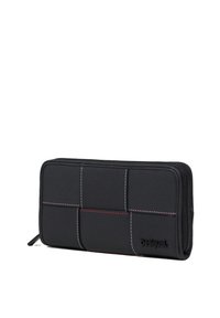 Portafoglio in tessuto nero con design a patchwork testurizzato, cuciture rosse a contrasto e chiusura con zip. Presenta un logo di marca su un lato.