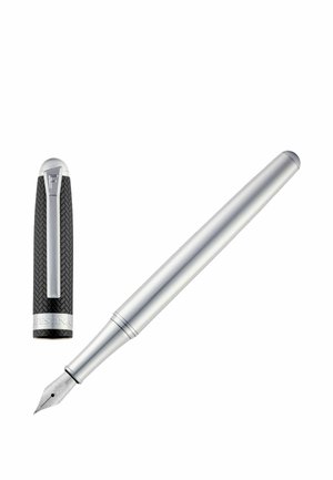 Sidabrinis fontaninis rašiklis su tekstūruotu juodu dangteliu, kuriame yra segtukas ir „Festina“ logotipas, pateiktas be dangtelio ant balto fono.