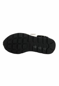 Sole di sneakers nera in gomma con un motivo testurizzato, caratterizzato da scanalature e creste per una maggiore aderenza, contrassegnata con "SUN68" e dettagli sulla taglia.