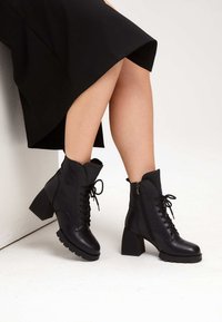 Cesare Gaspari WINTER BOOTS - Stivaletti con plateau - black
