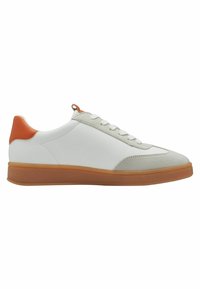 Weiße Ledersneaker mit einer beigen Wildleder-Spitze, orangefarbenem Fersenakzent und weißen Schnürsenkeln. Verfügt über eine Gummisohle für Grip und Langlebigkeit.