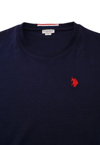 Marineblauwe katoenen T-shirt met een ronde hals en korte mouwen, voorzien van een klein rood geborduurd logo op de linkerkant van de borst.