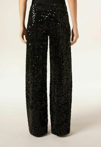 Zwarte pailletten wijde broek met een getextureerd oppervlak, met een hoge taille en een glanzende afwerking. Ontworpen voor een relaxte pasvorm.