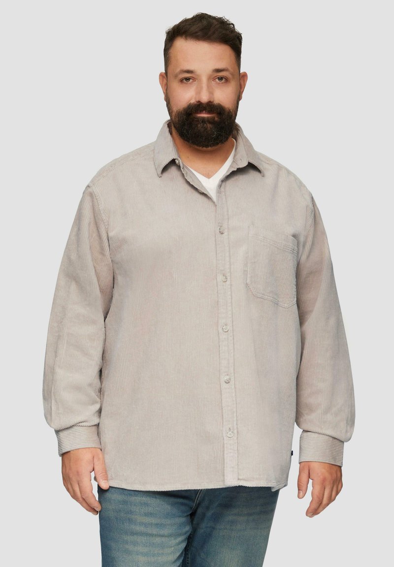Hellgraues Baumwollcordhemd mit einer einzelnen Brusttasche, Knopfleiste und langen Ärmeln mit gestreiften Umschlägen.