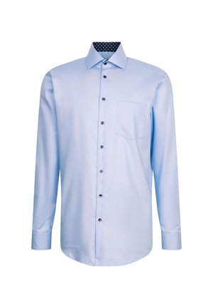 Camicia a maniche lunghe blu chiaro con taschino, interno del colletto blu scuro, chiusura frontale con bottoni e bottoni scuri per un contrasto maggiore.