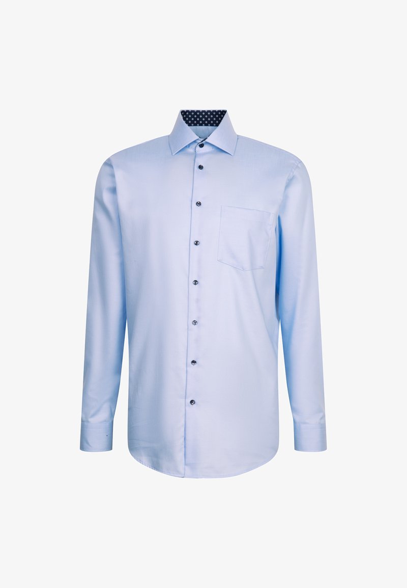 Camicia a maniche lunghe blu chiaro con taschino, interno del colletto blu scuro, chiusura frontale con bottoni e bottoni scuri per un contrasto maggiore.