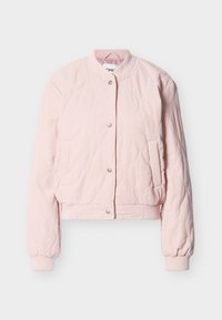 Ελαφρύ ροζ καπιτονέ μπουφάν τύπου bomber με κουμπιά πίεσης, ριμπ γιακά και μανσέτες, και δύο εμπρόσθιες τσέπες, τοποθετημένο επίπεδα σε λευκό φόντο.