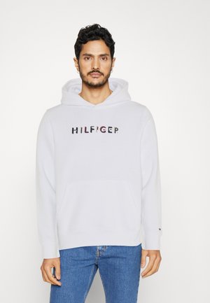 Felpa bianca realizzata in tessuto morbido, con tasca a marsupio frontale e logo "HILFIGER" ricamato in lettere multicolori.