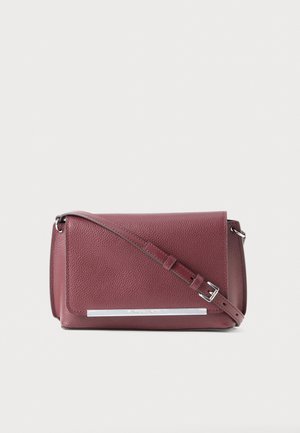 Piccola borsa a tracolla in pelle rosa scuro testurizzata con tracolla regolabile e targhetta con logo in metallo argento sulla patta anteriore.