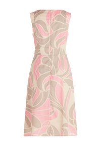 Ein ärmelloses Kleid mit einem floralen Muster in hellrosa und Beigetönen, einer taillierten Taille und einem verdeckten Reißverschluss auf der Rückseite.