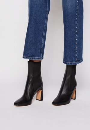 Stiefelette - black
