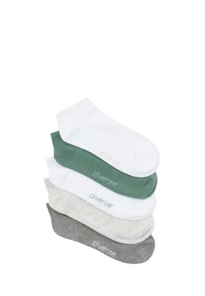 Pięć par skarpetek do kostek w kolorach białym, zielonym, jasno szarym i ciemno szarym, ułożonych w stos, każda para z logo "diverse".