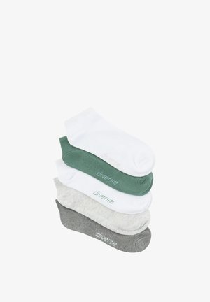 Pięć par skarpetek do kostek w kolorach białym, zielonym, jasno szarym i ciemno szarym, ułożonych w stos, każda para z logo "diverse".