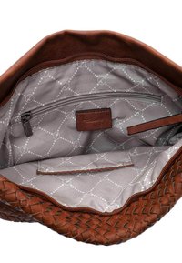 Wnętrze brązowej torebki z plecionki skórzanej z jasnoszarym podszyciem w wzór diamentów, zawierające kieszeń na suwak i kieszeń wsuwaną.