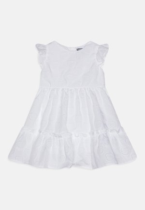 Hvid kjole med korte flæseærmer, tiered kant og broderet hjerte mønster. Fremstillet af letvægtsstof, velegnet til varmt vejr.