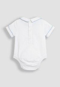 Body en coton blanc pour bébé avec un col à rayures bleues et des accents aux manches, offrant une fermeture au dos à boutons et des ouvertures de jambes froncées.
