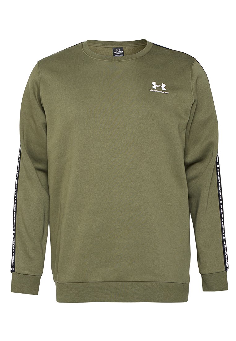 Olijfgroene longsleeve crewneck sweatshirt met het Under Armour-logo op de borst en gemerkte zwarte tape langs de mouwen.