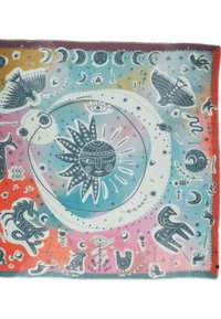 Bufanda de seda con un patrón que presenta un motivo de sol en negro, rodeado de varios diseños celestiales. Los colores incluyen degradados de azul, naranja y rosa.