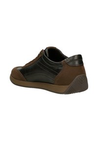 Hnědé a černé tenisky vyrobené z kůže a semiše. Mají strukturovaný design, kontrastní barvy a gumovou podrážku se zigzagovým vzorem.