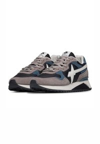 Sneaker da uomo con tomaia in suede grigia, accenti blu, dettagli neri, logo bianco e suola in gomma testurizzata. Presenta un design con lacci.