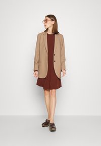 Repeat DRESS MERINO - Vestido de malha - terra