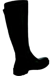 Botas negras hasta la rodilla de cuero con un acabado suave, puntera redondeada y suela texturada; cuentan con una cremallera lateral para facilitar su uso.