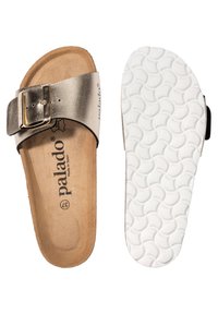 Infradito con una fascia metallica dorata e una fibbia. Soletta in suede color tabacco, suola in gomma bianca texturizzata. Logo del marchio stampato all'interno.