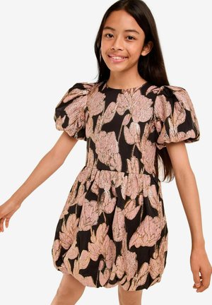 Rochie neagră cu modele florale roz, mâneci scurte tip bufant, bust ajustat și fustă tip balon, plisată.