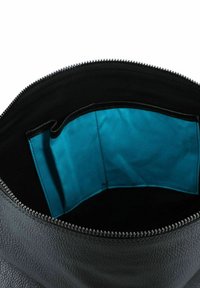 Borsa in pelle nera con texture, dotata di chiusura con zip, che rivela un rivestimento in tessuto turchese liscio all'interno.