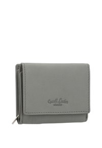 Kompakte graue Lederbrieftasche mit gesteppter Kante und dem geprägteten Gusti Leder Studio-Logo auf der vorderen Klappe, geschlossen und gefaltet.