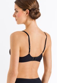 Hanro COTTON SENSATION - Podprsenka pod tričko - black