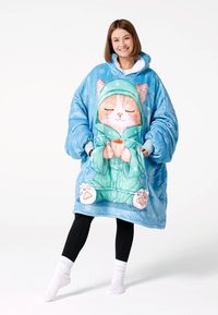 Liels zils sega kapucis, izgatavots no mīksta, pūkaina materiāla, ar karikatūras kaķi zaļā kapucē, kurš tur krūzi un ir ar punktiņiem.